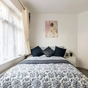 Moydom Cosy Sleeps 4 With Self Breakfast & Carpark Apartment Redbridge